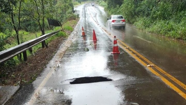 Cratera se abre em rodovia após fortes chuvas atingirem cidade de SC