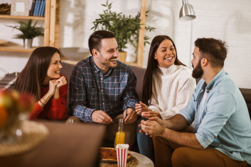 O apoio dos amigos é importante para ajudar a aliviar o peso da dupla jornada (Imagem: adriaticfoto | Shutterstock)