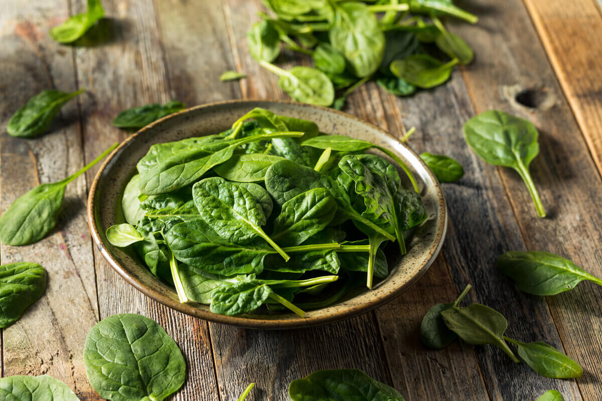 O consumo de espinafre é importante para a saúde (Imagem: Brent Hofacker | Shutterstock)