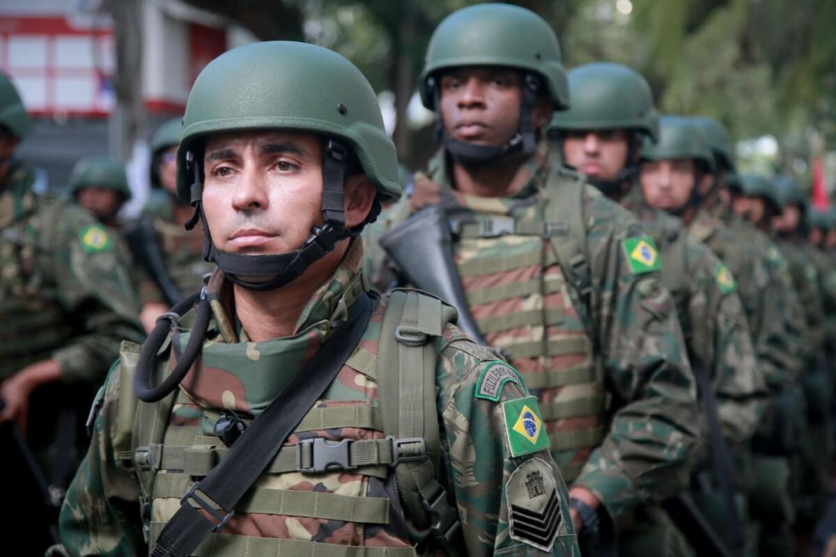 O interesse pelos concursos militares tem aumentado no Brasil (Imagem: Joa Souza | Shutterstock)