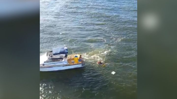 VÍDEO: Família é resgata após barco naufragar e ficar duas horas à deriva no mar de SC