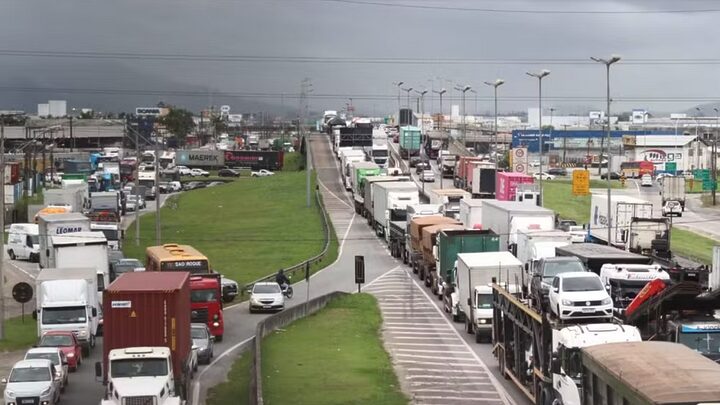 Fila na BR-101 em Itajaí