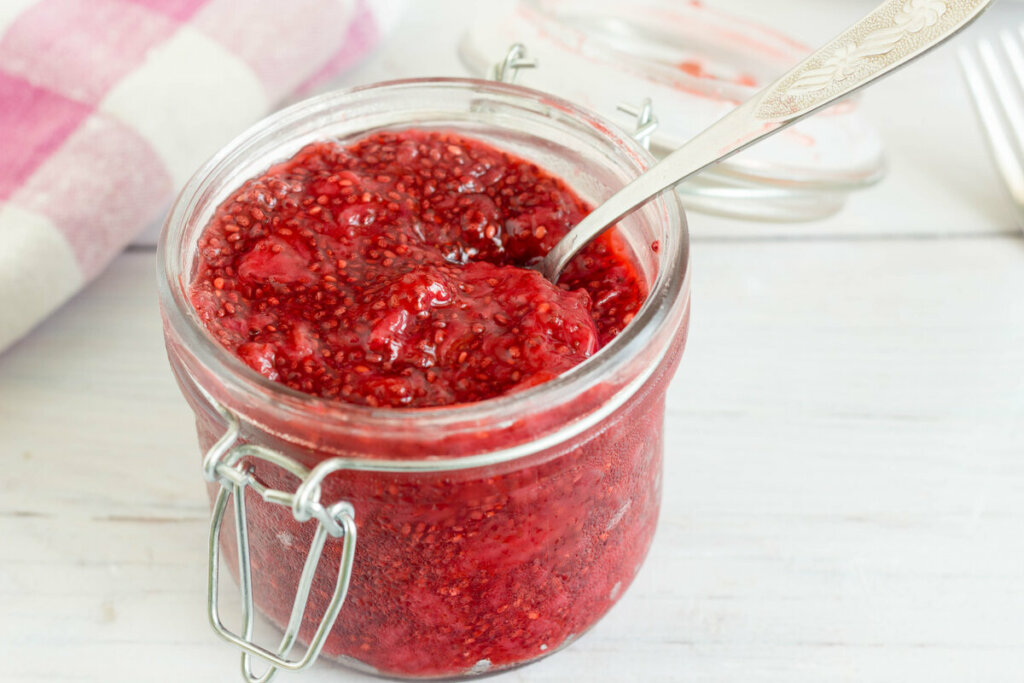 Geleia de morango com chia&nbsp;(Imagem: Little Hand Creations | Shutterstock)