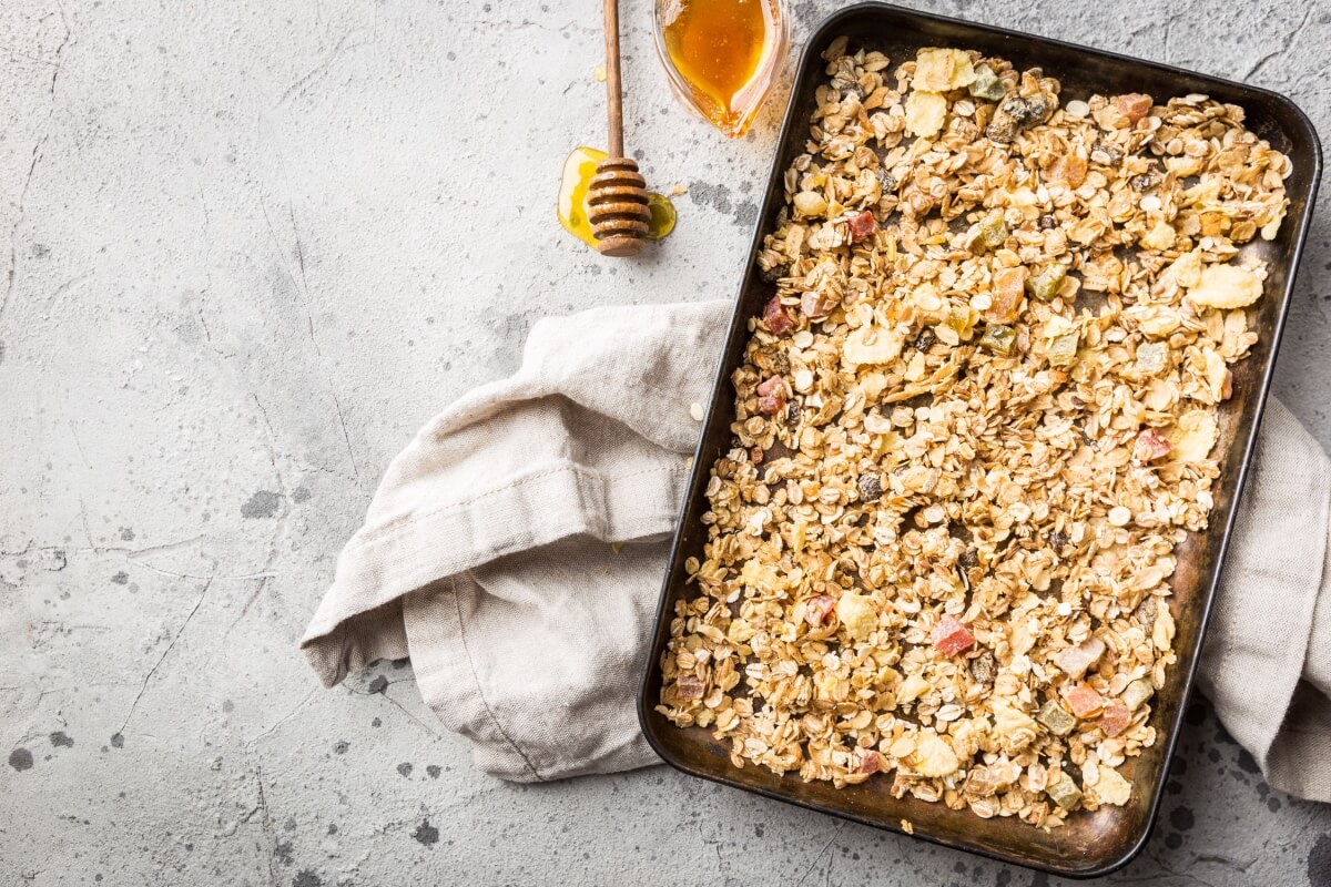 Granola clássica com mel (Imagem: Goskova Tatiana | Shutterstock)