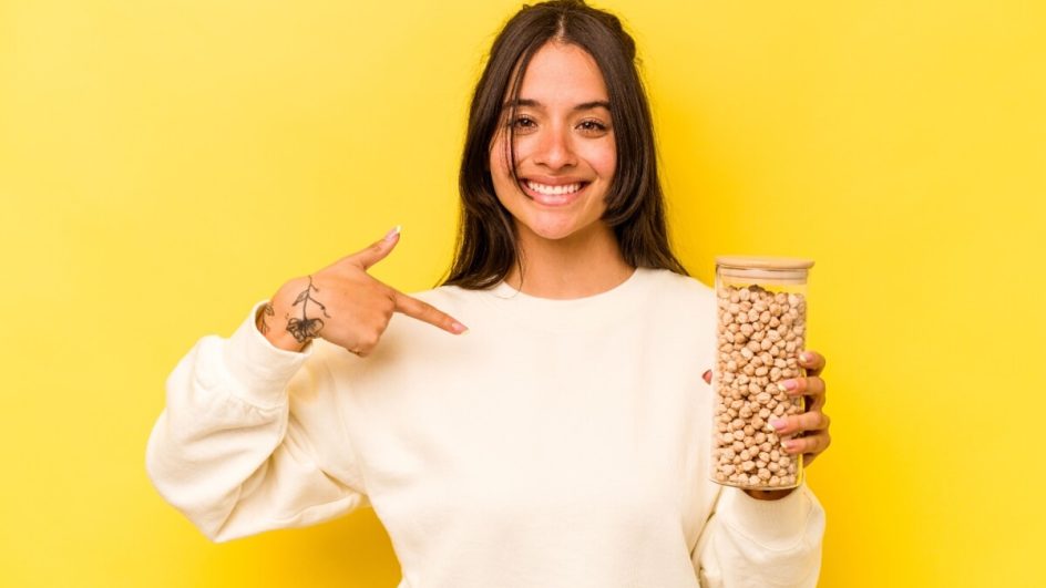 O grão-de-bico é considerado um superalimento devido aos seus benefícios (Imagem: Asier Romero | Shutterstock)