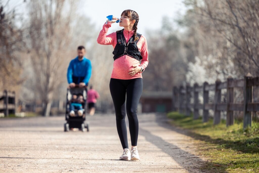 A caminhada é um exercício físico benéfico para as grávidas (Imagem: Josep Suria | Shutterstock)