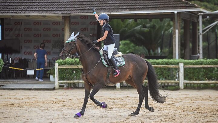 Eduarda Gabriel Schuelter, de 10 anos, foi campeã em torneio nacional de hipismo