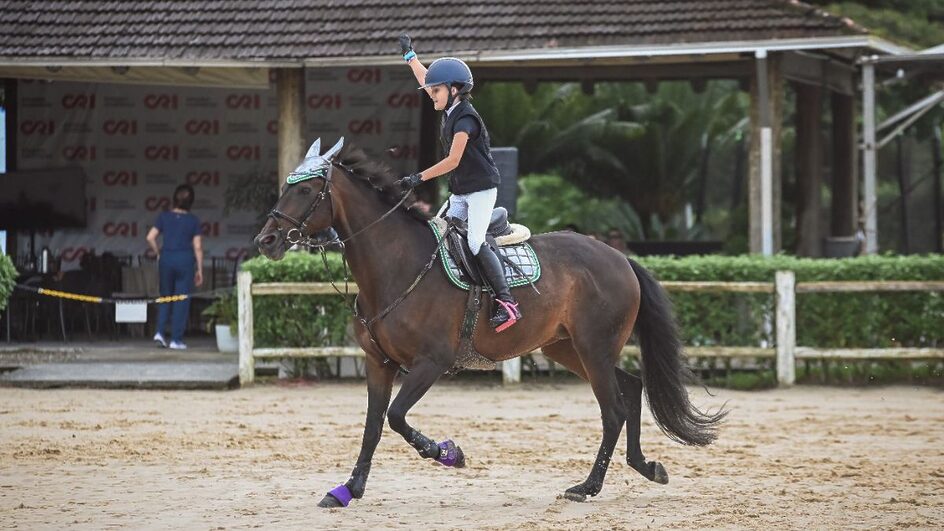Eduarda Gabriel Schuelter, de 10 anos, foi campeã em torneio nacional de hipismo