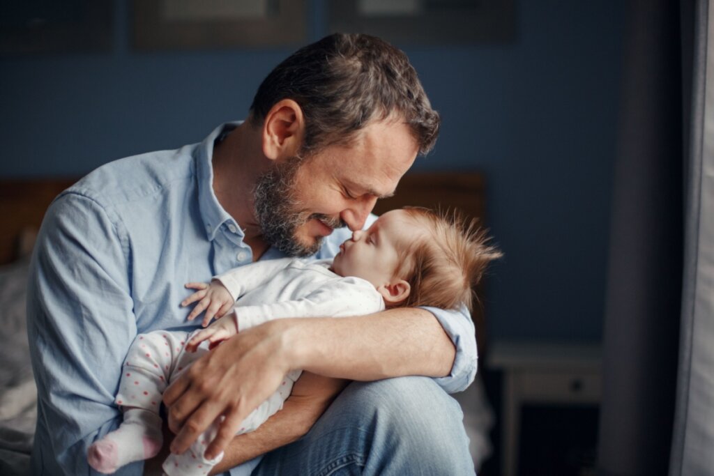 A higiene do sono ajuda o bebê a dormir melhor durante a noite (Imagem: Anna Kraynova | Shutterstock)