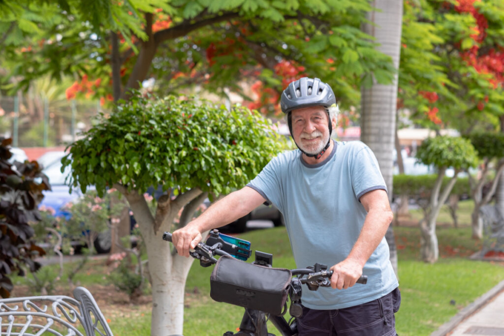 Praticar exercícios físicos estimula a saúde mental e mantém o bom-humor (Imagem: Lucigerma | Shutterstock)