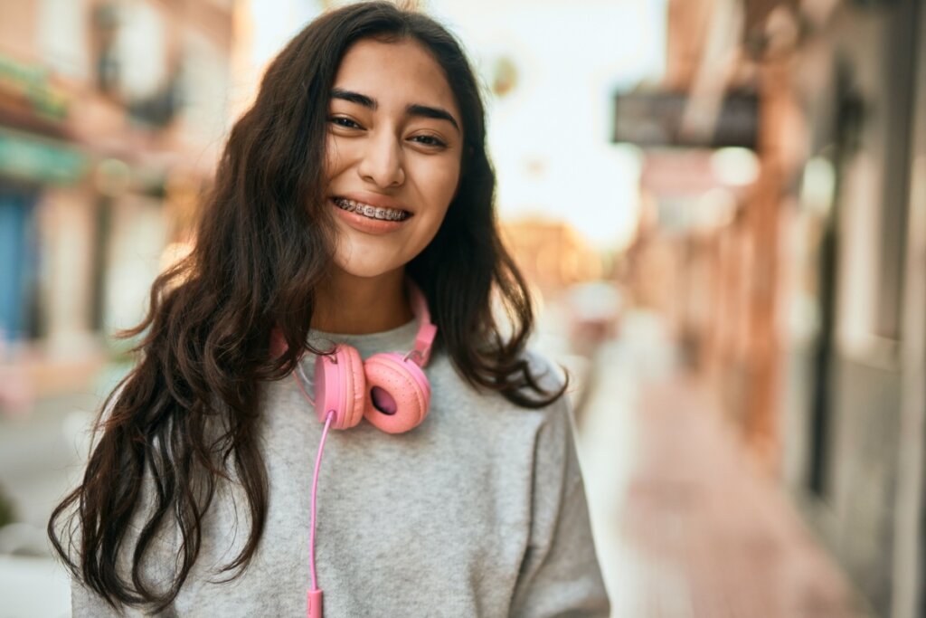 Produtos odontológicos não devem ser comprados sem recomendação de um especialista (Imagem: Krakenimages.com | Shutterstock)