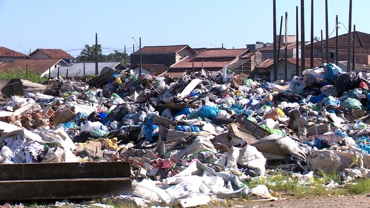 Lixão a céu aberto tem mau cheiro, vira criadouro da dengue e preocupa moradores de Joinville