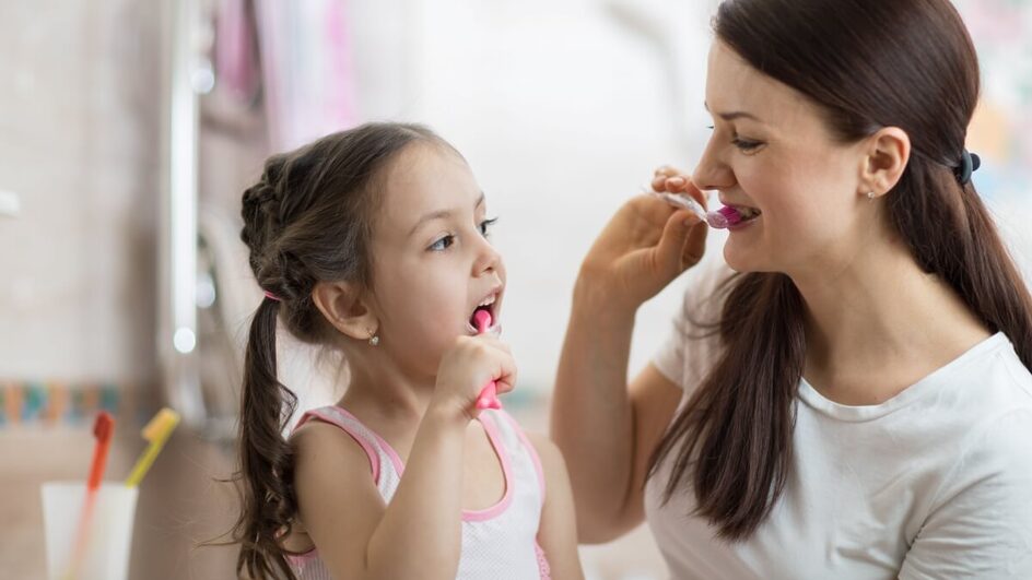 Os cuidados com os dentes ajudam a prevenir doenças (Imagem: Oksana Kuzmina | Shutterstock)