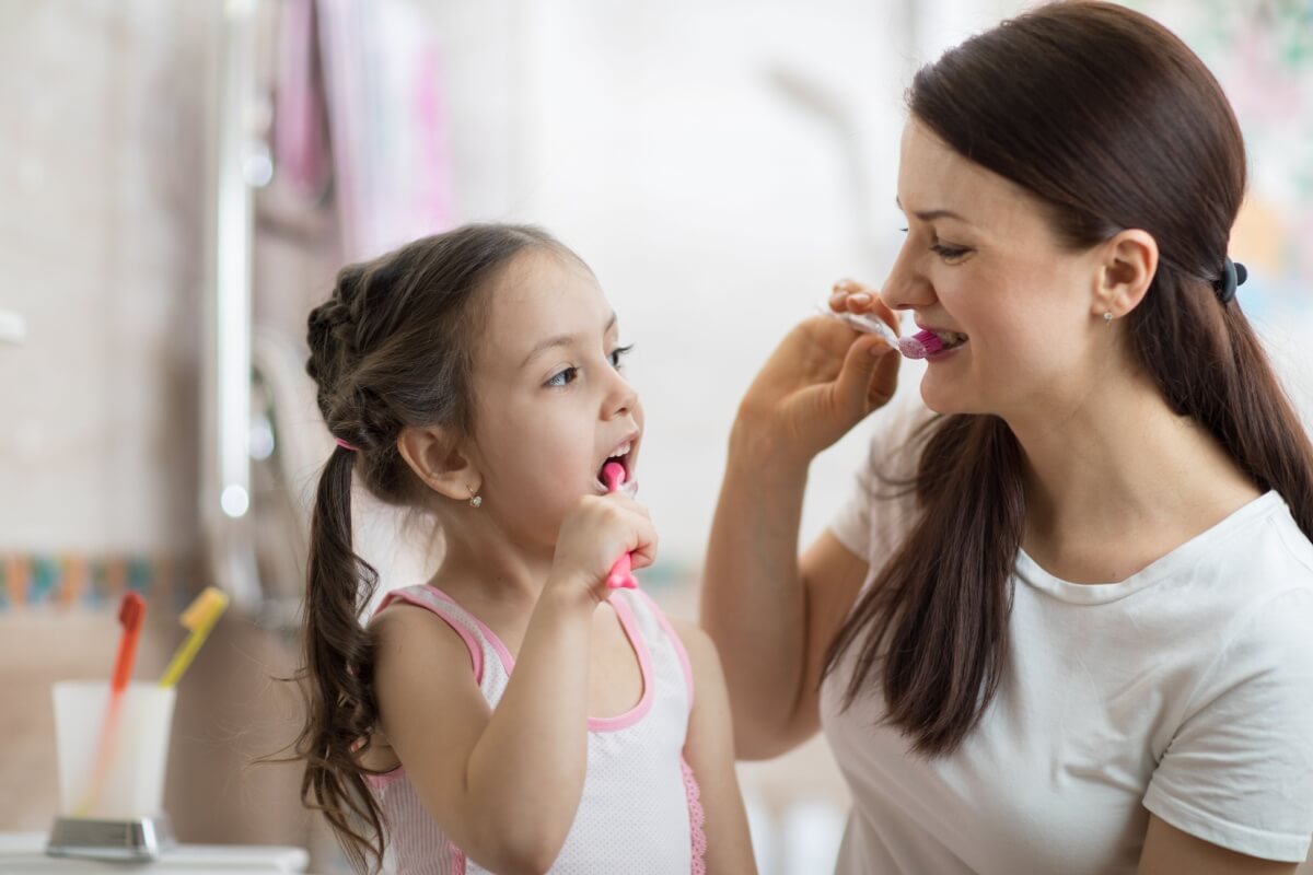 Os cuidados com os dentes ajudam a prevenir doenças (Imagem: Oksana Kuzmina | Shutterstock)