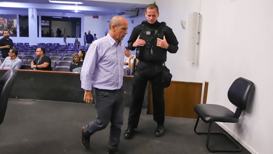 Com 16 votos favoráveis, vereador preso tem mandato cassado em Joinville