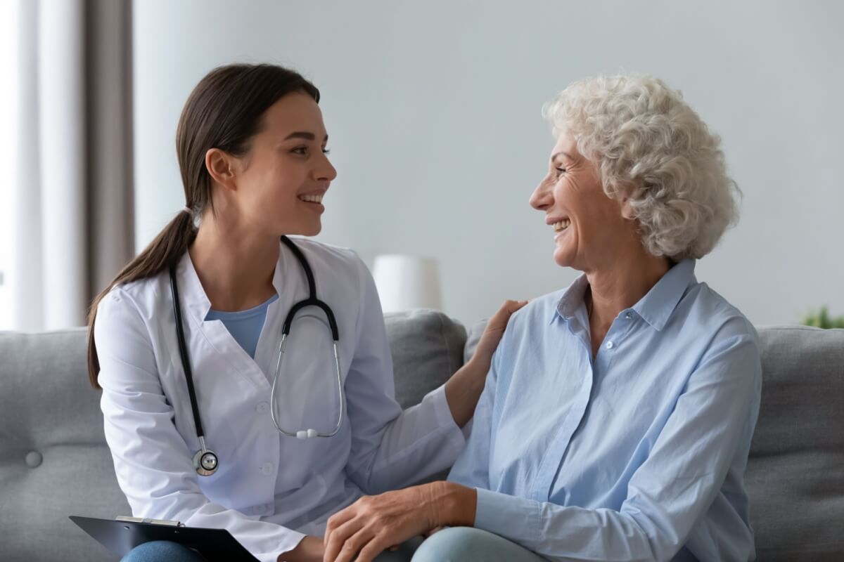 As doenças reumáticas afetam mais as mulheres (Imagem: fizkes | Shutterstock)