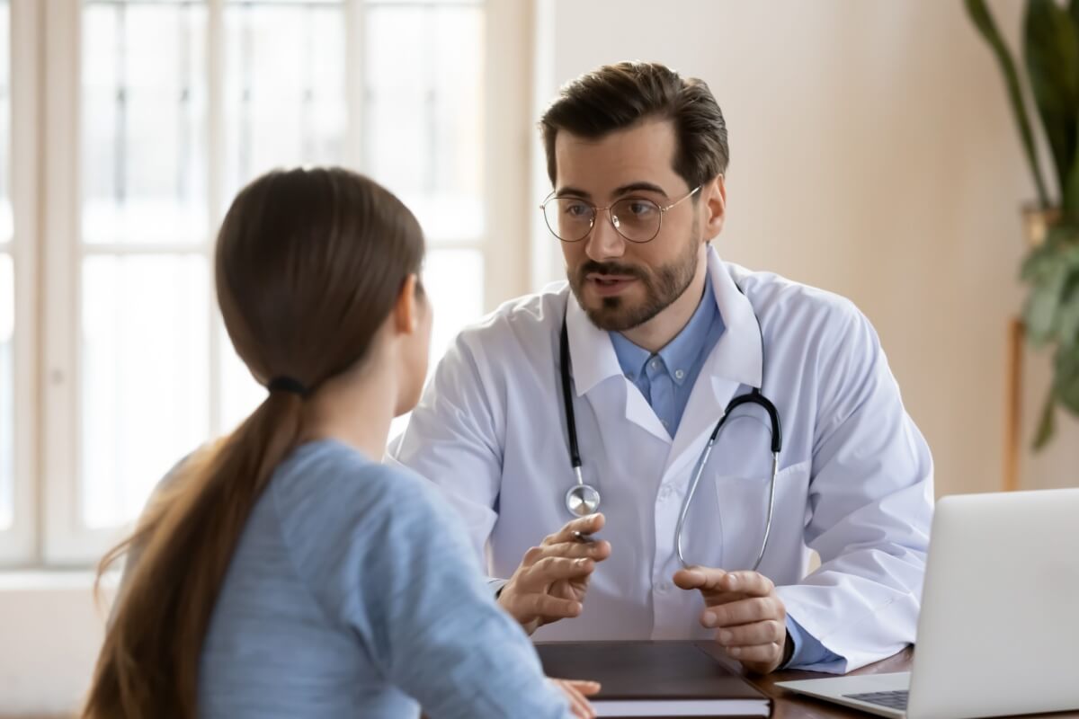 A incontinência urinária costuma afetar mais as mulheres (Imagem: fizkes | Shutterstock)