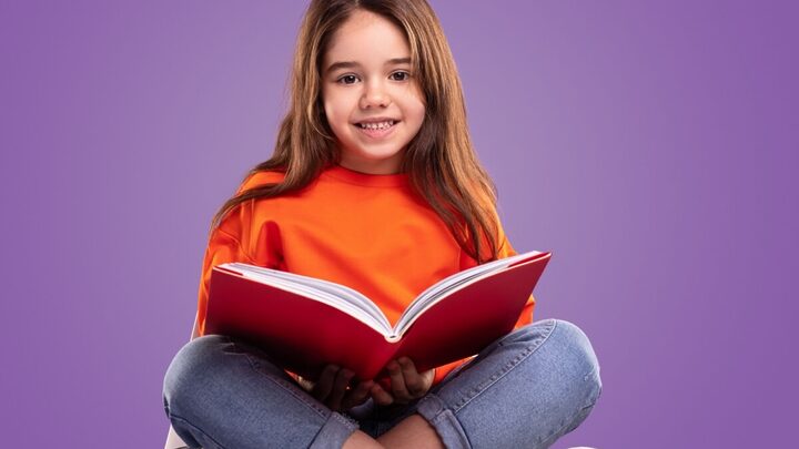 Alguns livros que abordam sobre o protagonismo feminino podem ser interessantes para as crianças (Imagem: Max kegfire | Shutterstock)