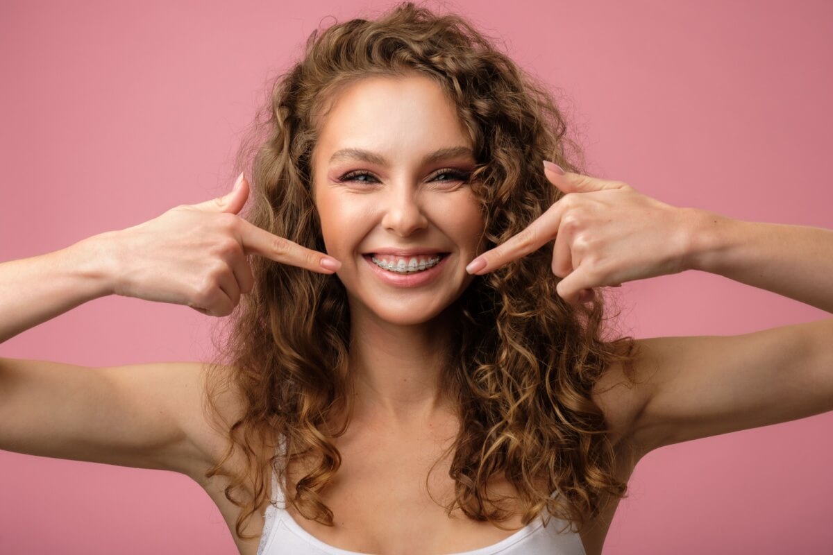O uso do aparelho, sem recomendação do dentista, pode prejudicar os dentes (Imagem: Anton Zabielskyi | Shutterstock)