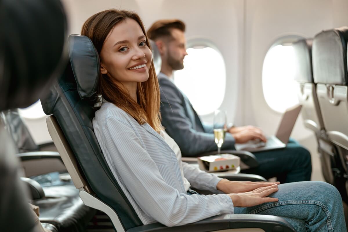 Viagens de avião podem favorecer os casos de embolia pulmonar (Imagem: Friends Stock | Shutterstock)