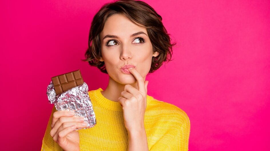 Pessoas com restrições alimentares precisam se atentar ao rótulo do chocolate (Imagem: Roman Samborskyi | Shutterstock)