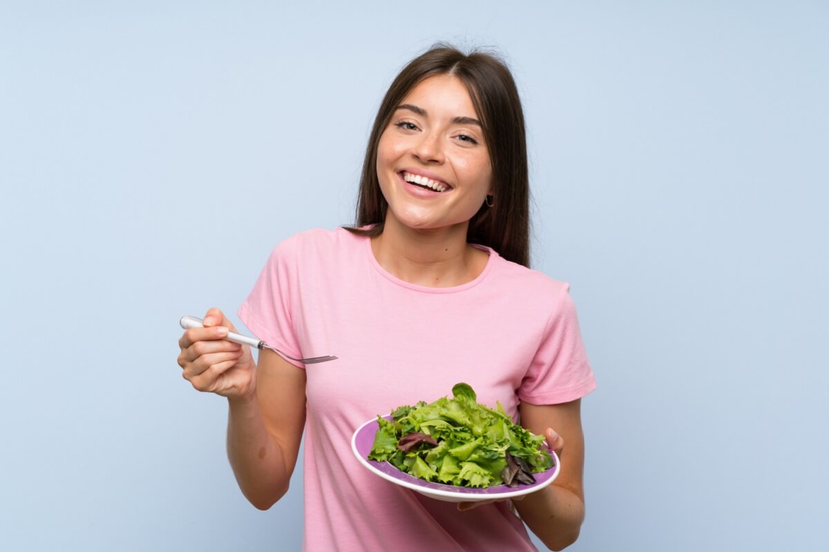O consumo de verduras no dia a dia é fundamental para a saúde (Imagem: Luis Molinero | Shutterstock)