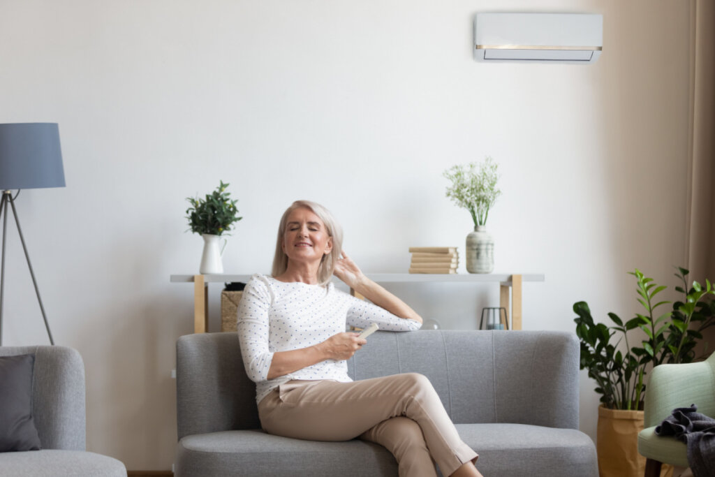 Ar-condicionado aumenta o ressecamento da pele durante o outono (Imagem: fizkes | Shutterstock)