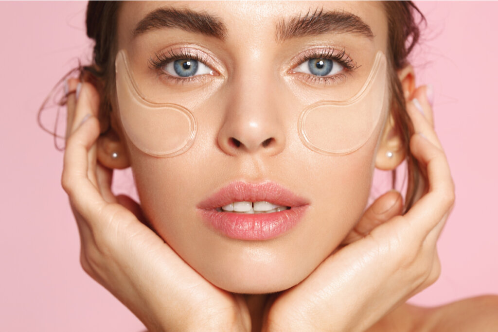 As bolsas de gordura abaixo dos olhos podem ser tratadas com cirurgia (Imagem: Lyubov Levitskaya | Shutterstock)