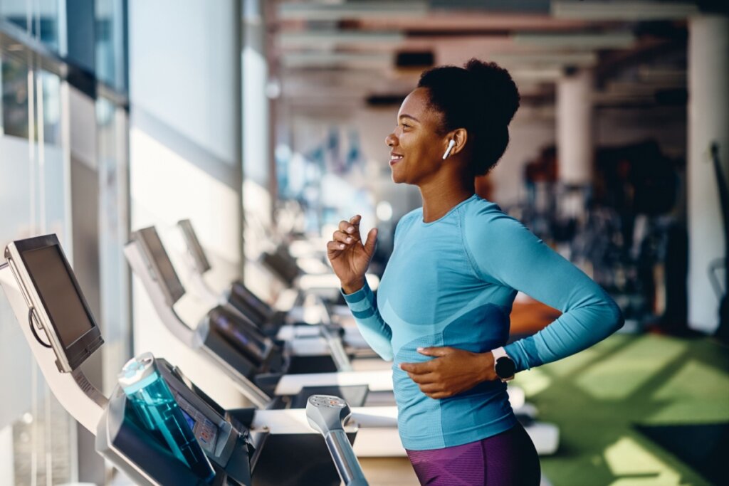 Manter uma dieta equilibrada e uma rotina de exerc&iacute;cios f&iacute;sicos pode ajudar a prevenir as doen&ccedil;as reum&aacute;ticas (Imagem: Drazen Zigic | Shutterstock)