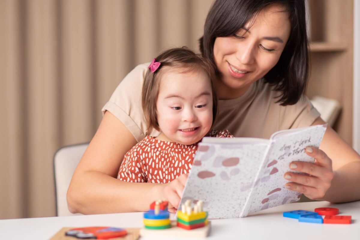 As pessoas com Síndrome de Down precisam ser estimuladas e incluídas socialmente (Imagem: Yta23 | Shutterstock)
