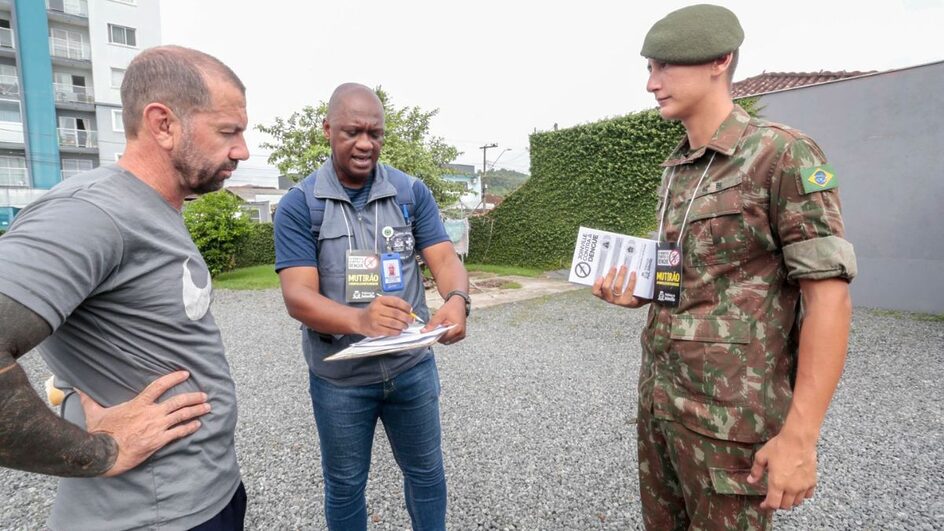 Mutirão envolve voluntários, órgãos municipais e militares (Foto: Prefeitura de Joinville, Divulgação)