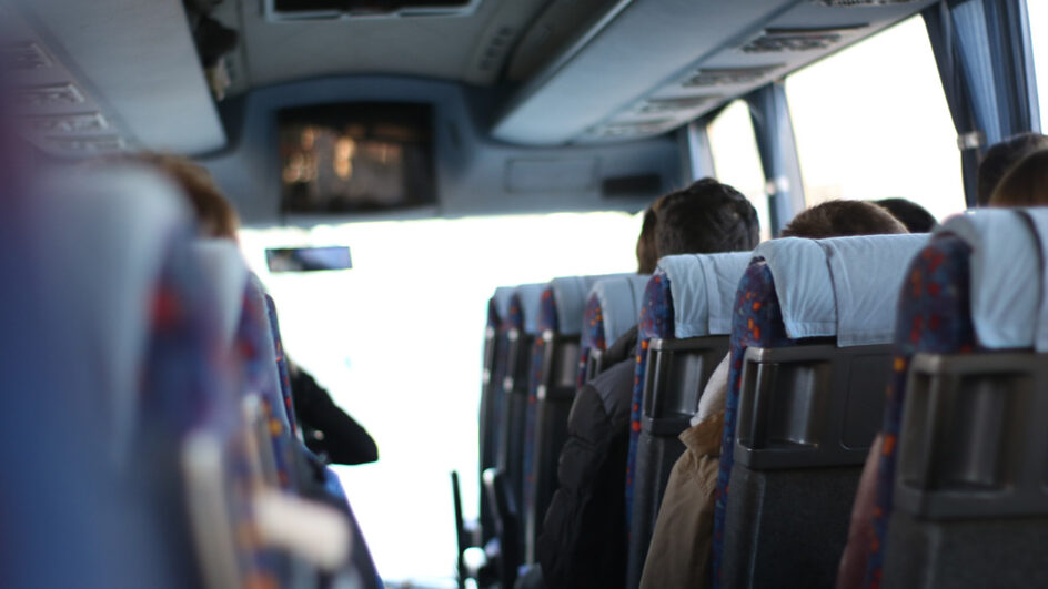 Adolescente é assediada por motorista auxiliar durante viagem de ônibus para SC