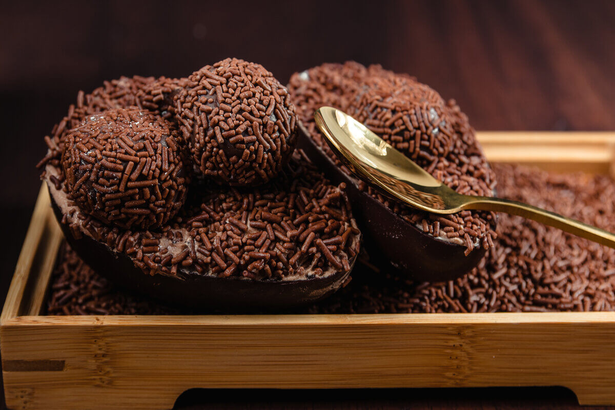Ovo de Páscoa de brigadeiro (Imagem: DihandraPinheiro | Shutterstock)