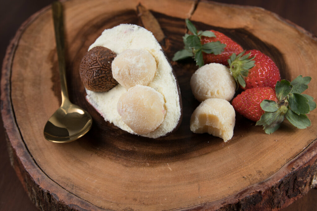 Ovo de P&aacute;scoa recheado com brigadeiro de leite em p&oacute;&nbsp;(Imagem: DihandraPinheiro | Shutterstock)