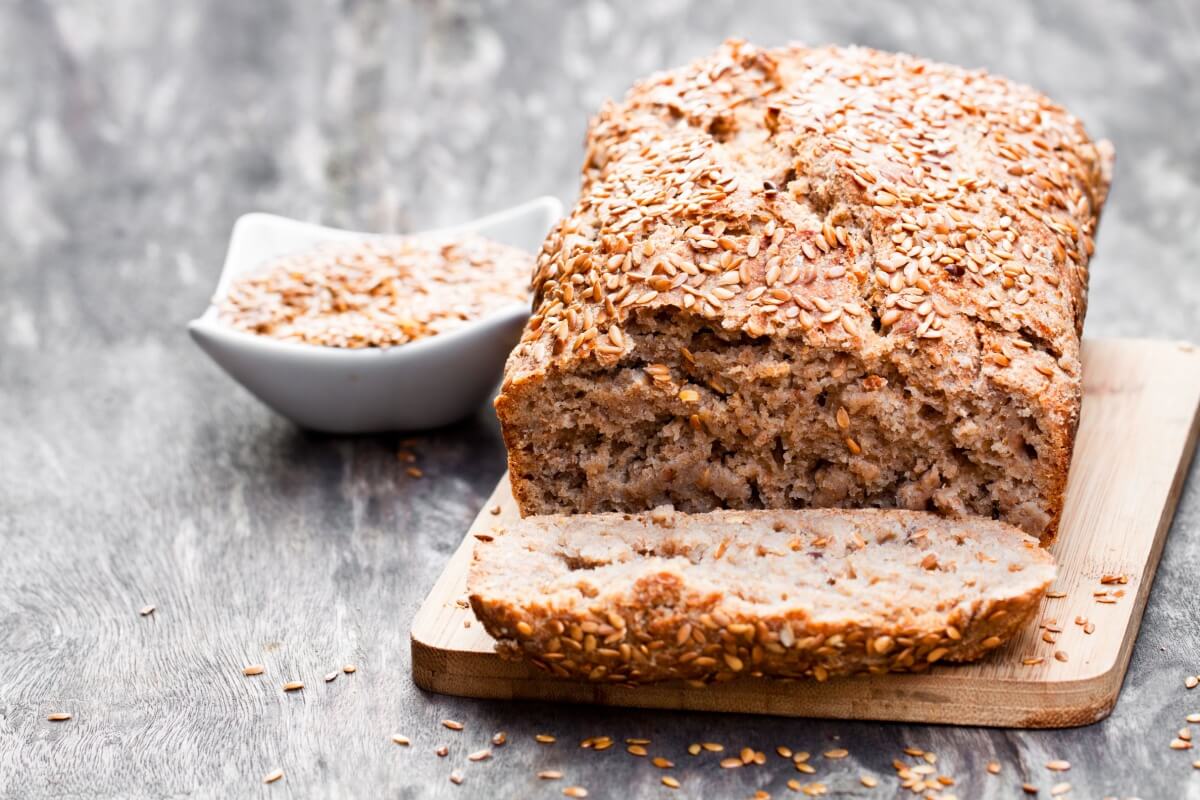 Pão integral com semente de linhaça (Imagem: Elena Zajchikova | Shutterstock)