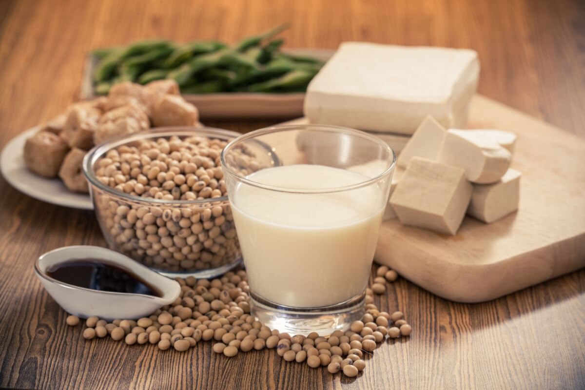 A soja é um alimento completo e traz diversos benefícios para a saúde (Imagem: naito29 | Shutterstock)