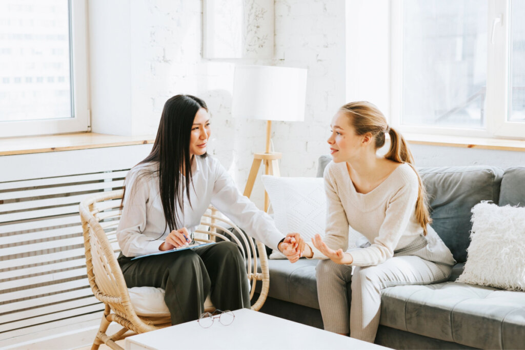 Depressão e tristeza afetam a realização de atividades rotineiras de forma diferente (Imagem: KlavdiyaV | Shutterstock)