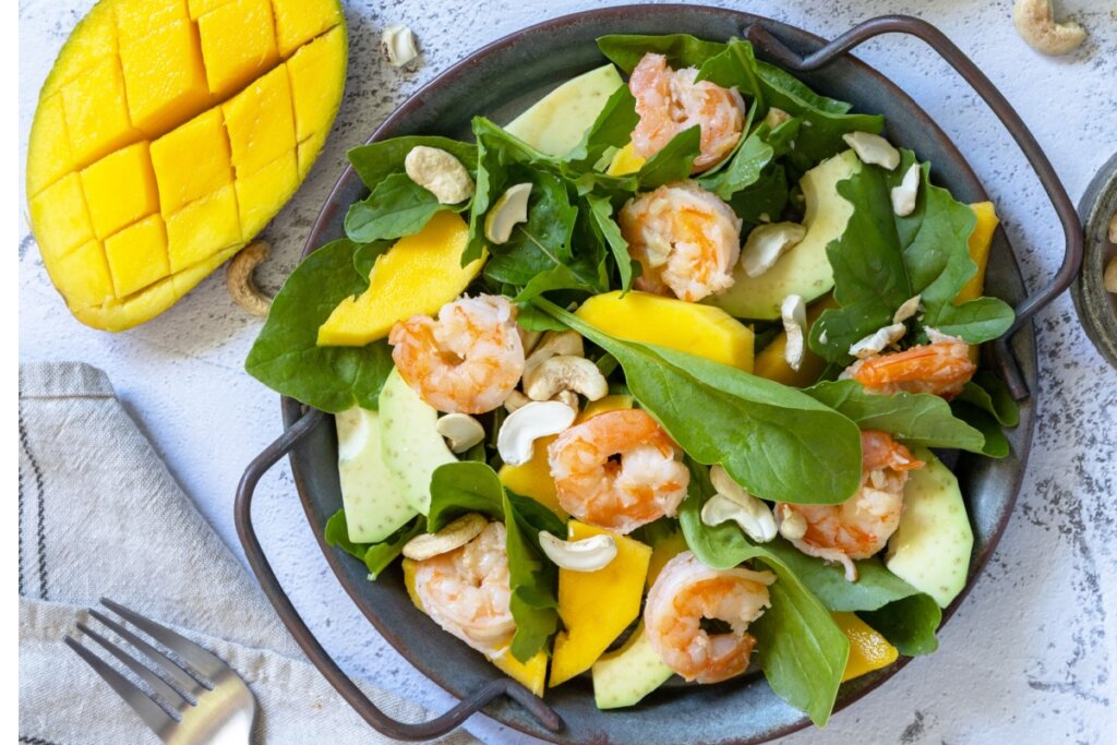 Salada verde com camarão (Imagem: Elena Hramova | Shutterstock)