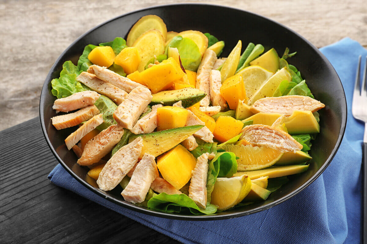 Salada de alface com frango e manga (Imagem: Africa Studio | Shutterstock)