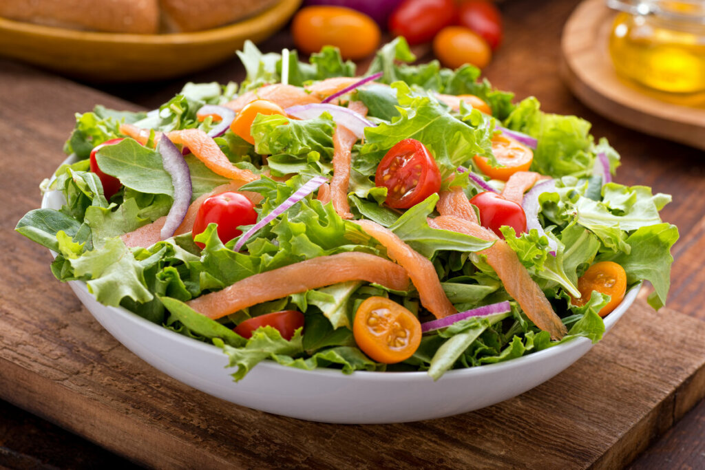 Salada de salmão com alface (Imagem: Foodio | Shutterstock)