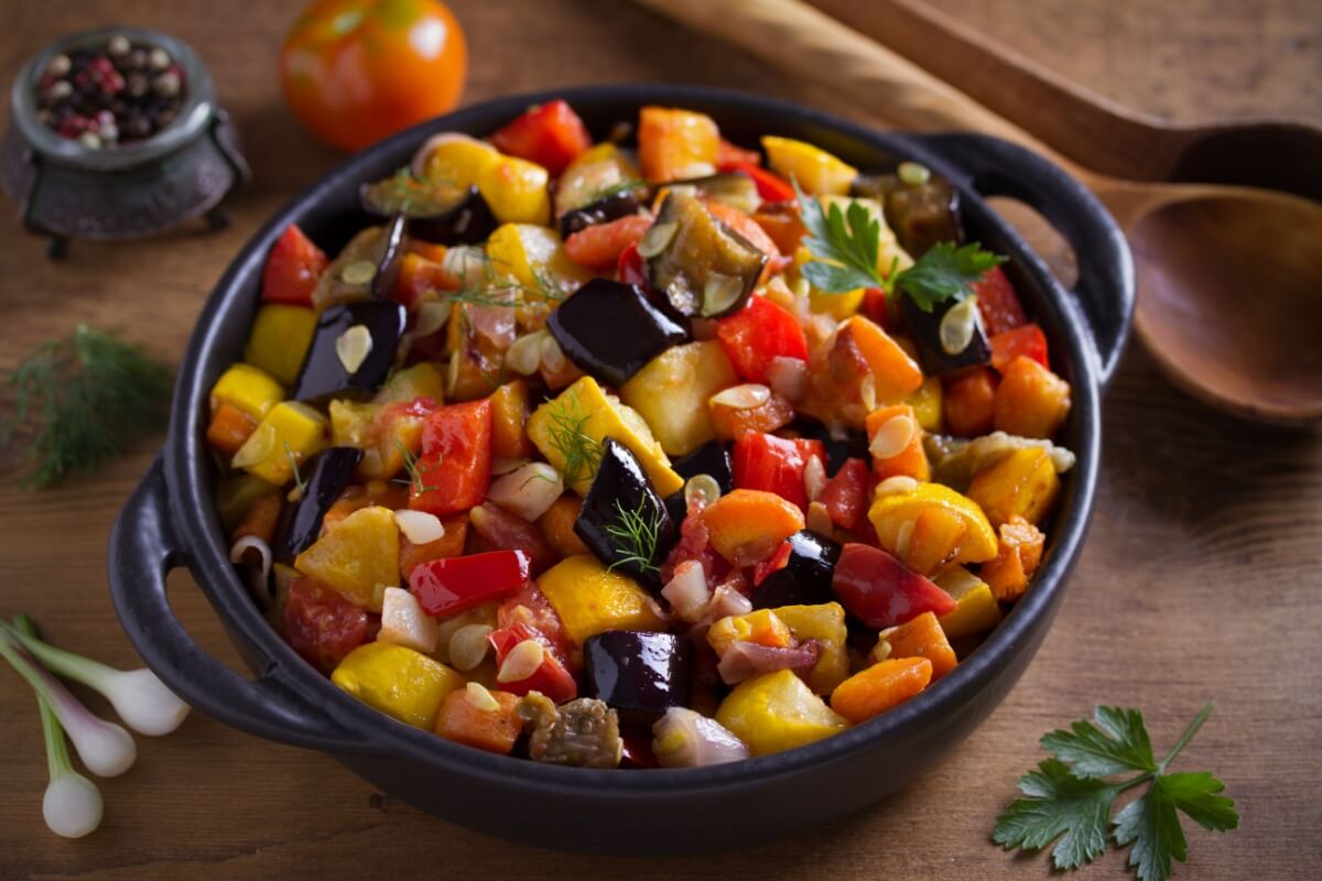 Salada de vegetais (Imagem: freeskyline | Shutterstock)