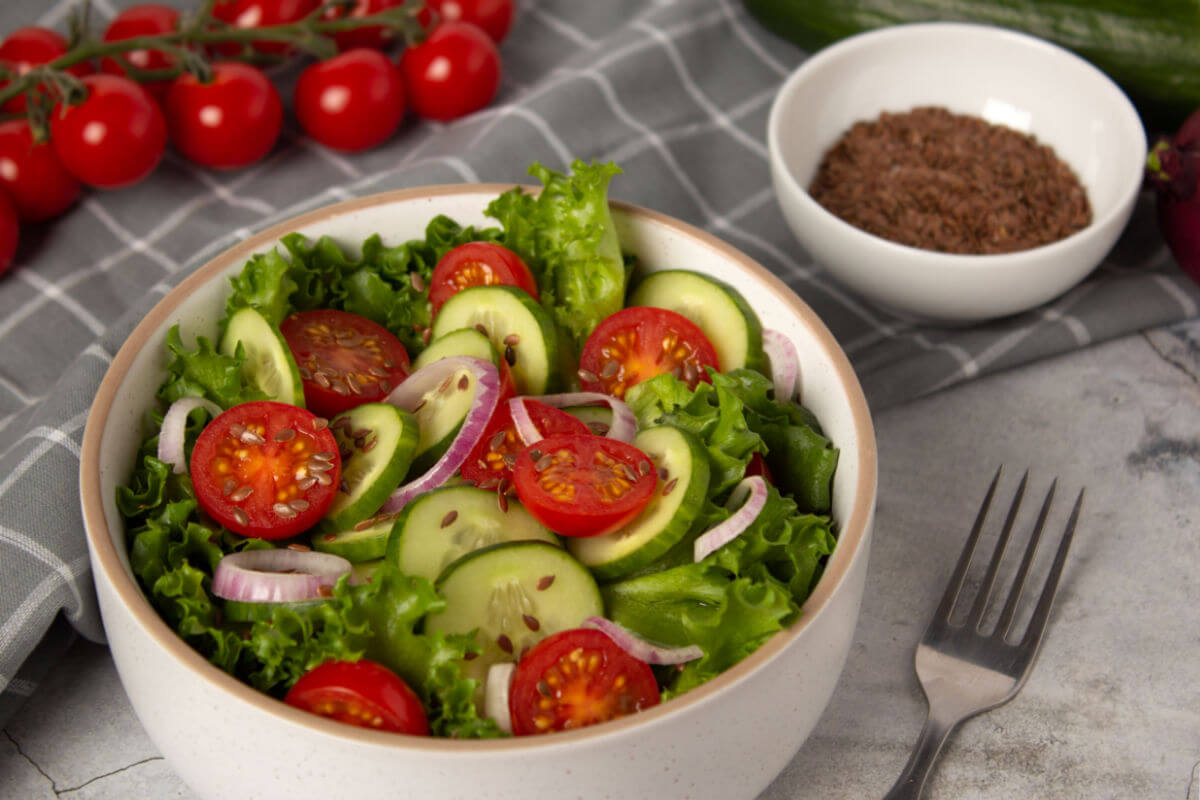 Salada com tomate e linhaça (Imagem: kattyart | Shutterstock)