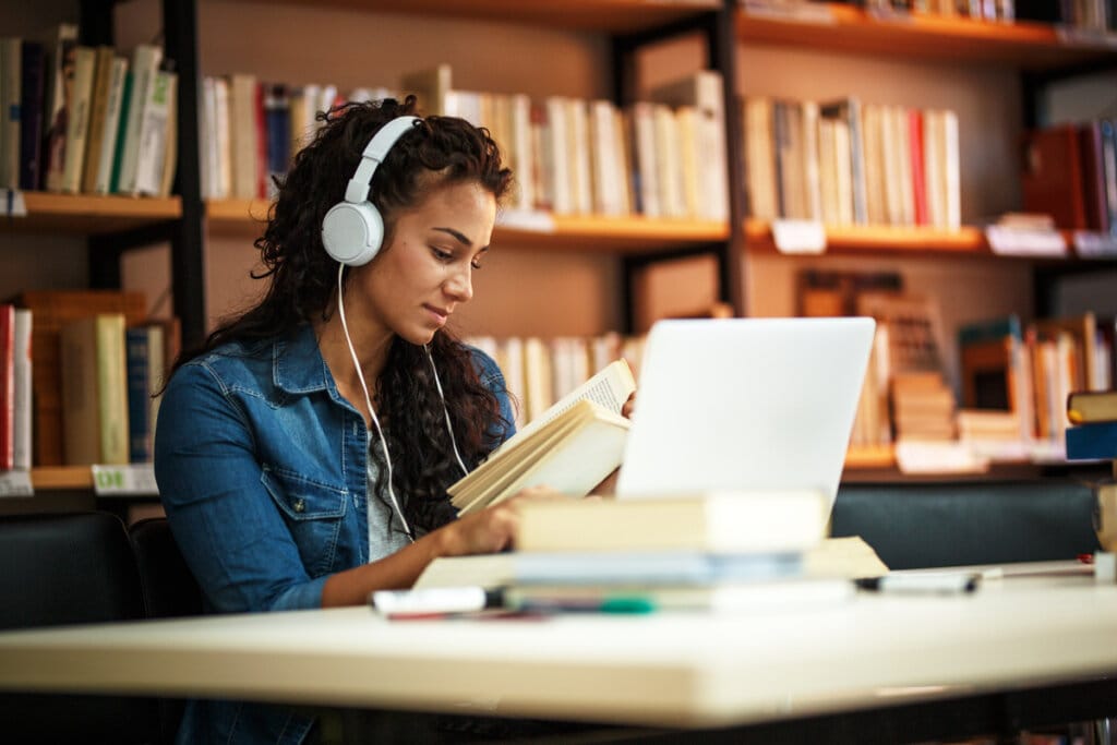 A análise sintática é essencial na hora de escrever uma boa redação (Imagem: BalanceFormCreative | Shutterstock)