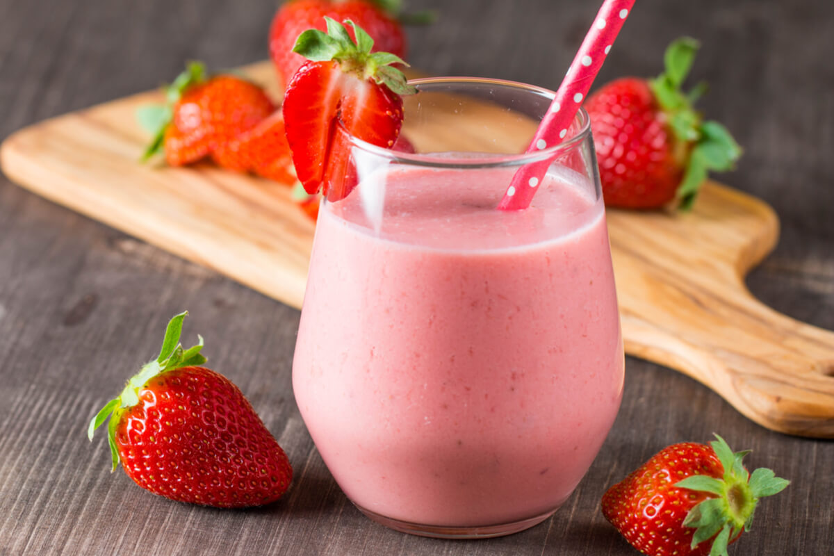 Smoothie de morango e banana (Imagem: qwartm | Shutterstock)