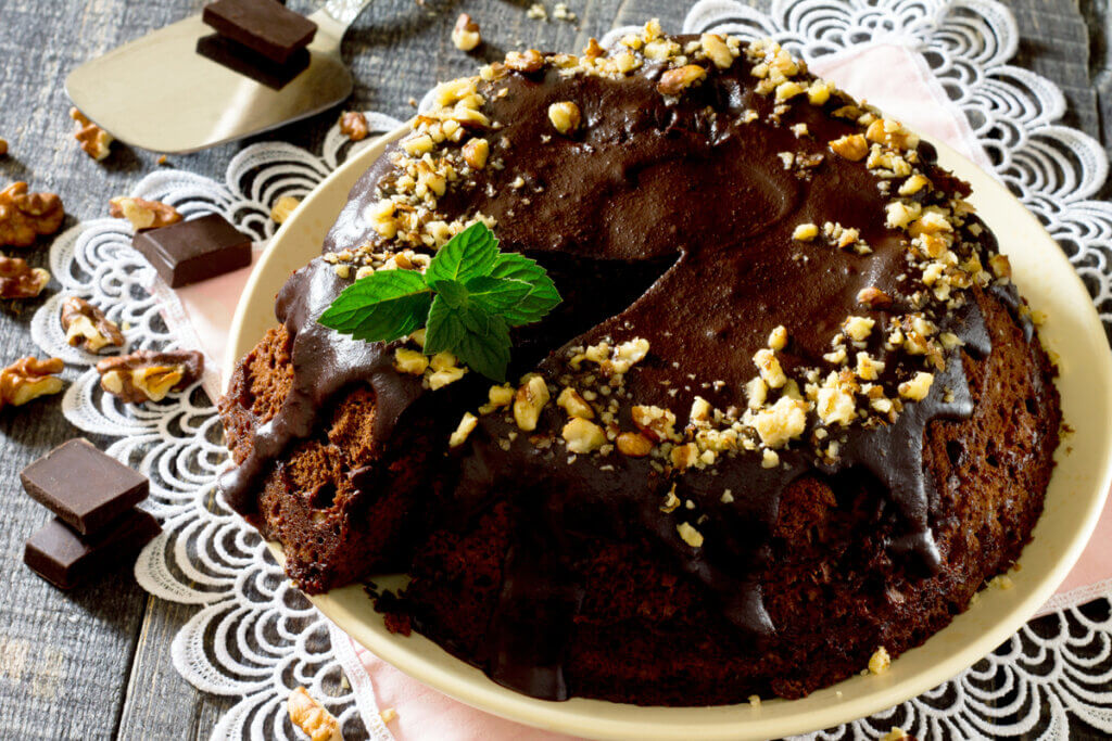 Bolo de chocolate com nozes (Imagem: Elena Hramova | Shutterstock)
