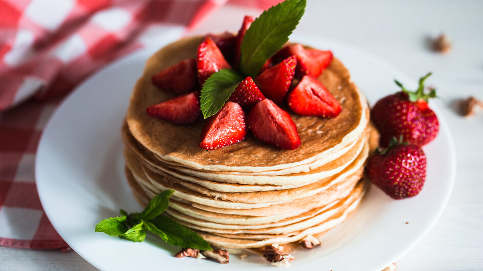 Panqueca proteica com morangos (Imagem: 5 second Studio | Shutterstock)