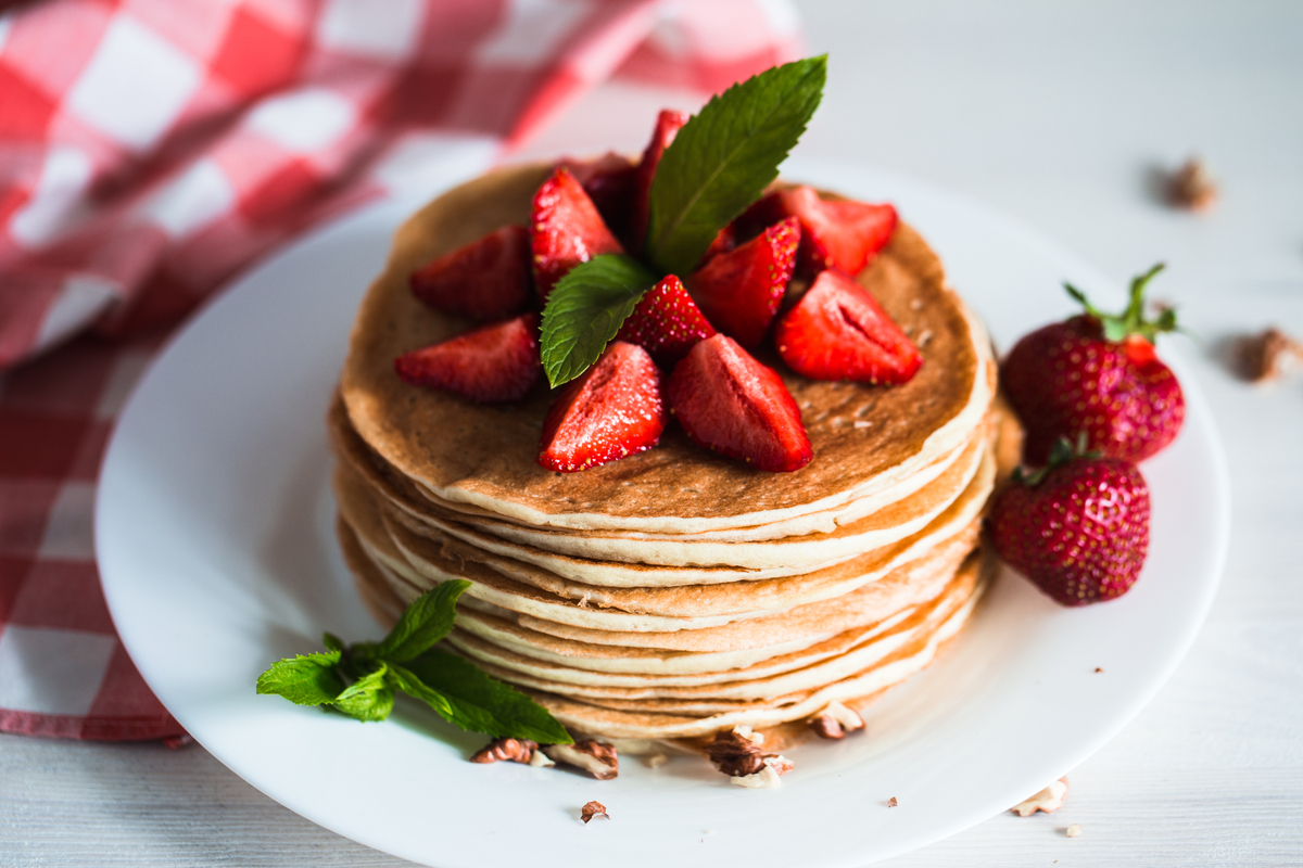 Panqueca proteica com morangos (Imagem: 5 second Studio | Shutterstock)