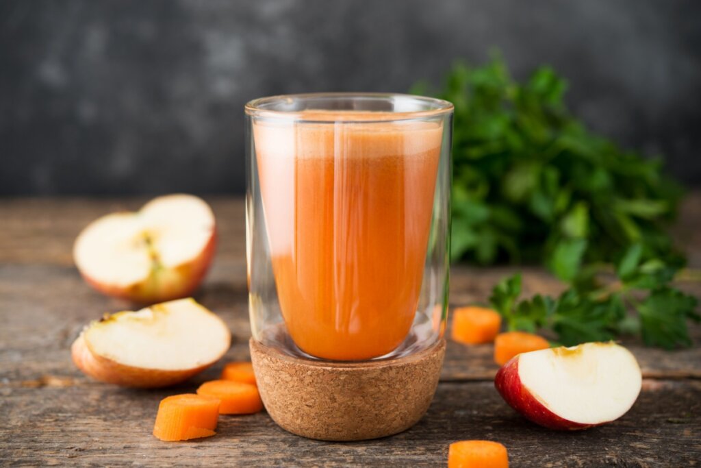 Suco de cenoura com maçã (Imagem: Gorenkova Evgenija | Shutterstock)