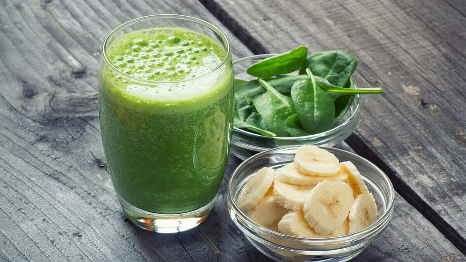 Suco de espinafre com banana (Imagem: Lecic | Shutterstock)