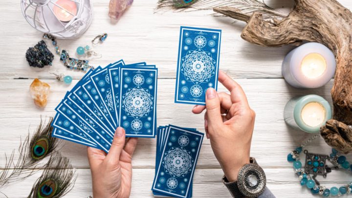 As cartas do tarô revelam como será março para os 12 signos (Imagem: Happy_Nati | Shutterstock)